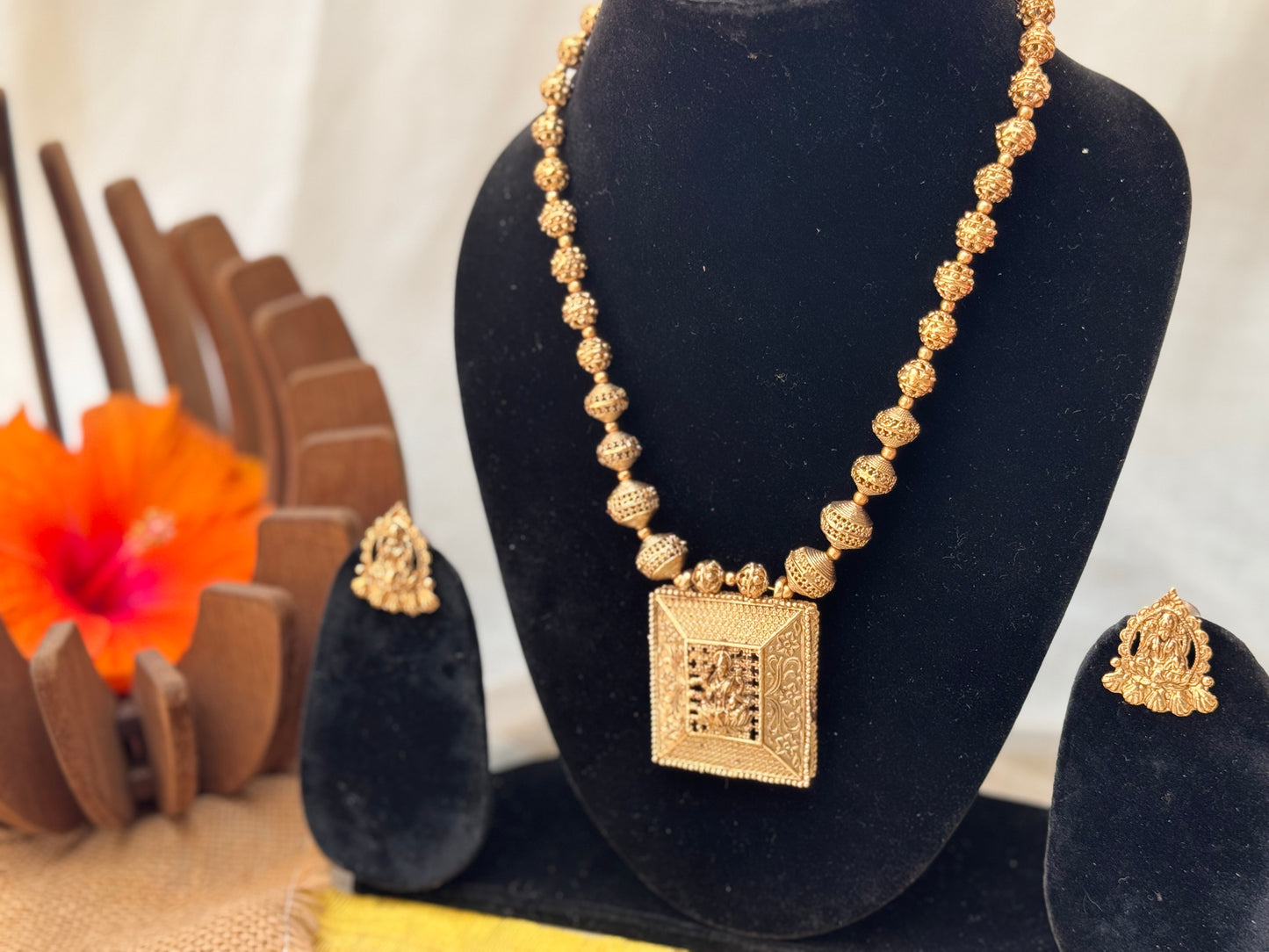 Samachatura Reversible Shri Haram Necklace set with two pairs of Earrings